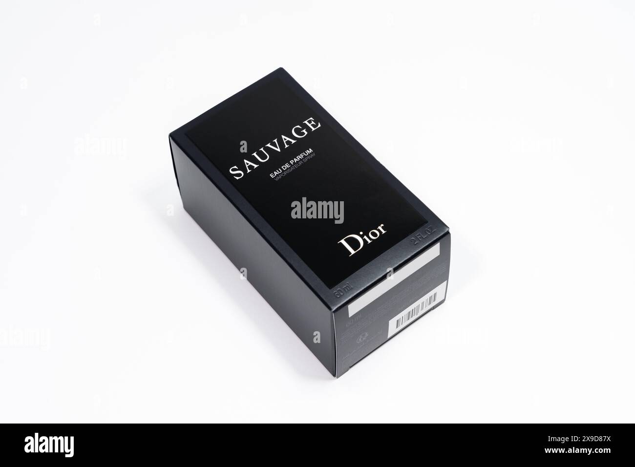 Una scatola di Eau de Parfum Dior Sauvage su sfondo bianco. Foto Stock