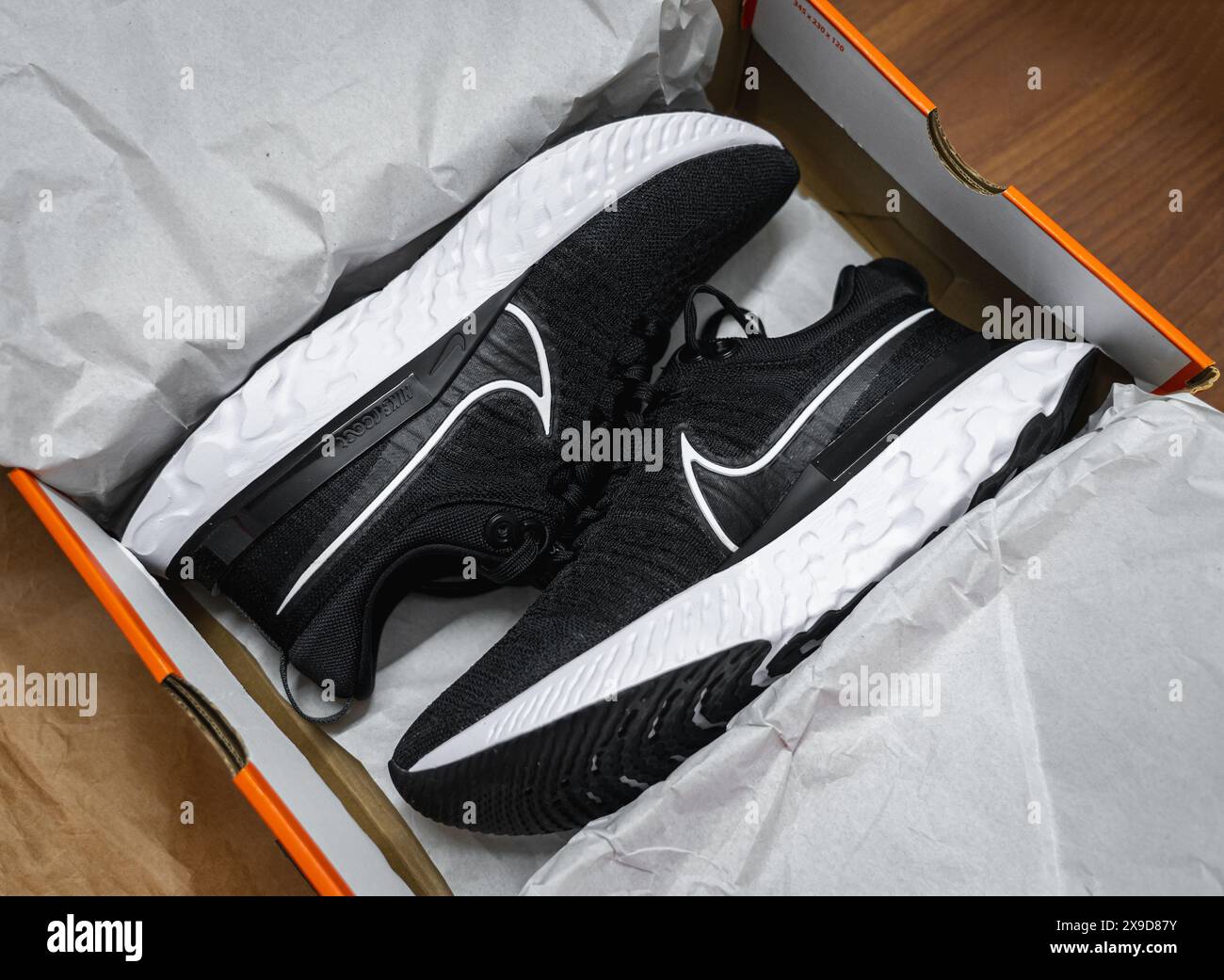 Un paio di Nike React Infinity Run Flyknit 2 in una sneaker box. Foto Stock