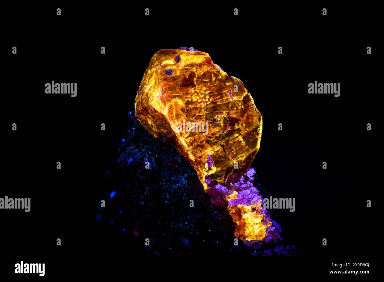 Zircon sotto raggi ultravioletti a onde corte. Esemplare proveniente dai monti Haramosh, Gilgit-Baltistan, Pakistan. fotografia isolata su sfondo nero. det. macro Foto Stock