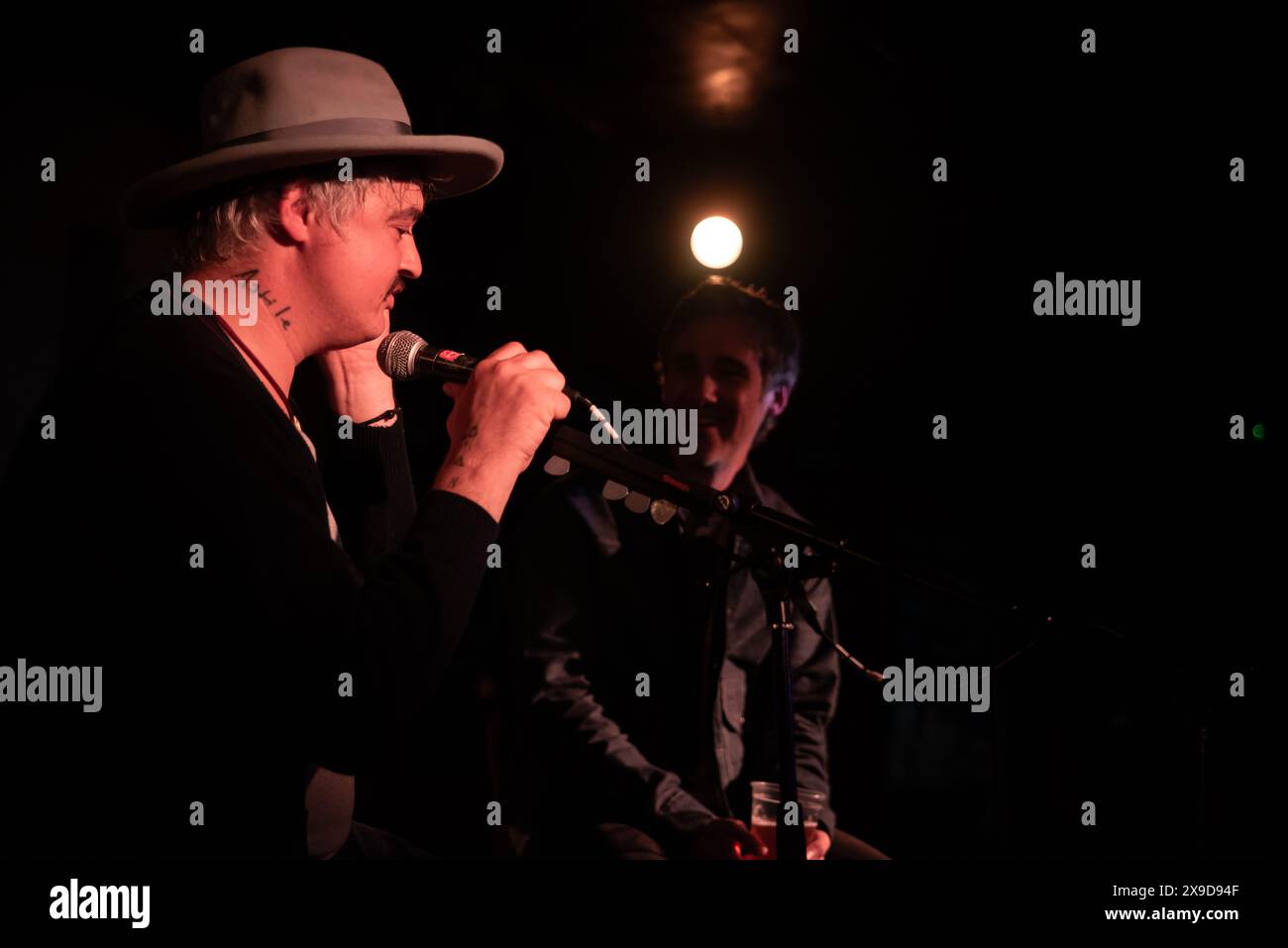 Londra, Regno Unito. 29 maggio 2024. Peter Doherty risponde alle domande ed esegue un breve set acustico al 100 Club per celebrare il quinto compleanno della sua etichetta discografica Strap Originals. Cristina Massei/Alamy notizie in diretta Foto Stock