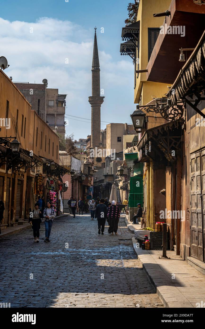 Scene di strada in via al-Muizz, il Vecchio Cairo, Egitto. Febbraio 2023 Foto Stock