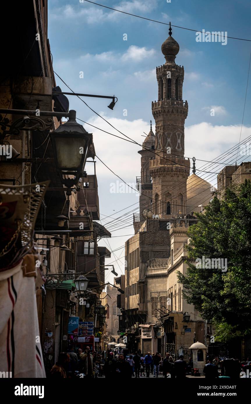 Scene di strada in via al-Muizz, il Vecchio Cairo, Egitto. Febbraio 2023 Foto Stock