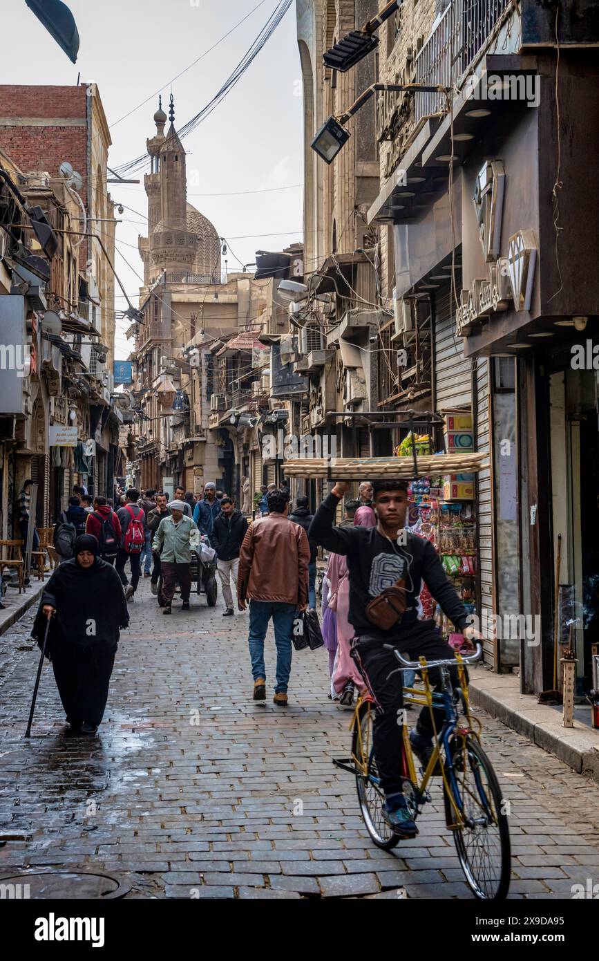 Scene di strada in via al-Muizz, il Vecchio Cairo, Egitto. Febbraio 2023 Foto Stock