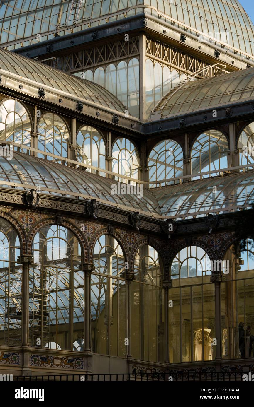 Dettaglio ravvicinato della parete di vetro del Palacio de Cristal, il Palazzo di vetro nel Parco El Retiro, Madrid, Spagna Foto Stock