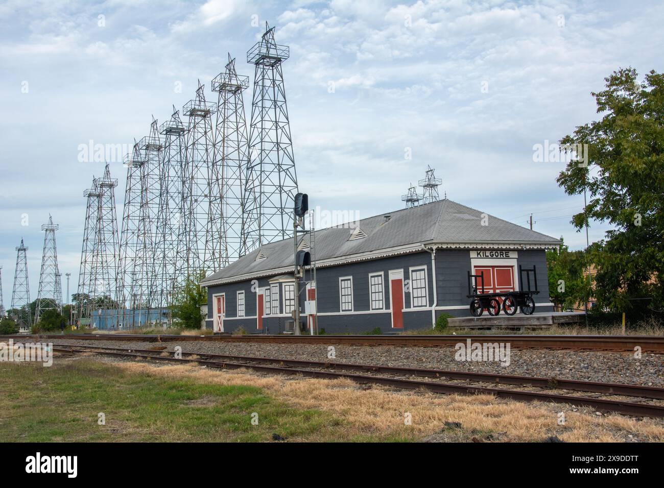 Veduta della Kilgore i e della GN-Missouri Pacific Railroad Station con i derricci di petrolio di ferro nelle contee di Gregg e Rusk, Texas, Stati Uniti Foto Stock