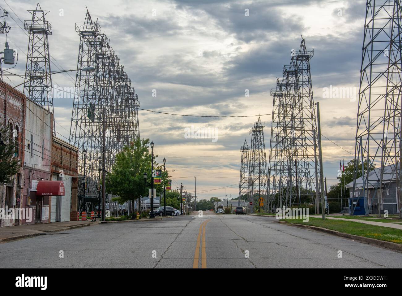 Kilgore, Stati Uniti - 21 ottobre 2023 - i derricci dell'olio di ferro nel parco di acri più ricco del mondo nel centro di Kilgore nelle contee di Gregg e Rusk, Texas Foto Stock