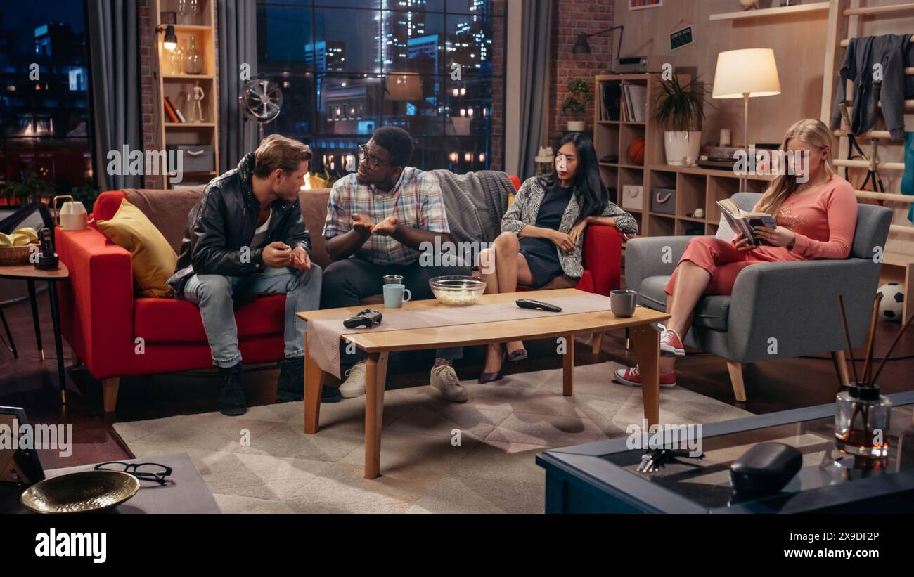 Concetto di sitcom televisiva. Quattro amici diversi che si divertono nel salotto. TV Show Funny Sketch su come spiegare una cosa semplice. Screengrab della serie comica sul canale di rete o sul servizio di streaming. Foto Stock