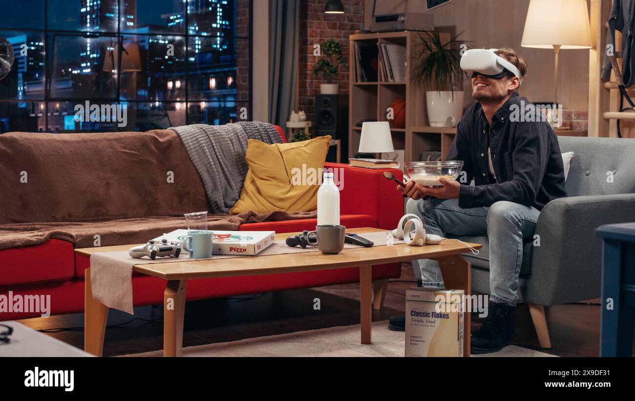 Sitcom televisiva su Friends: Friends Left the Guy who is addicted to Virtual Reality Alone. Utilizza la cuffia mentre fa colazione. Funny TV Comedy Series su Network Channel, streaming Service. Foto Stock