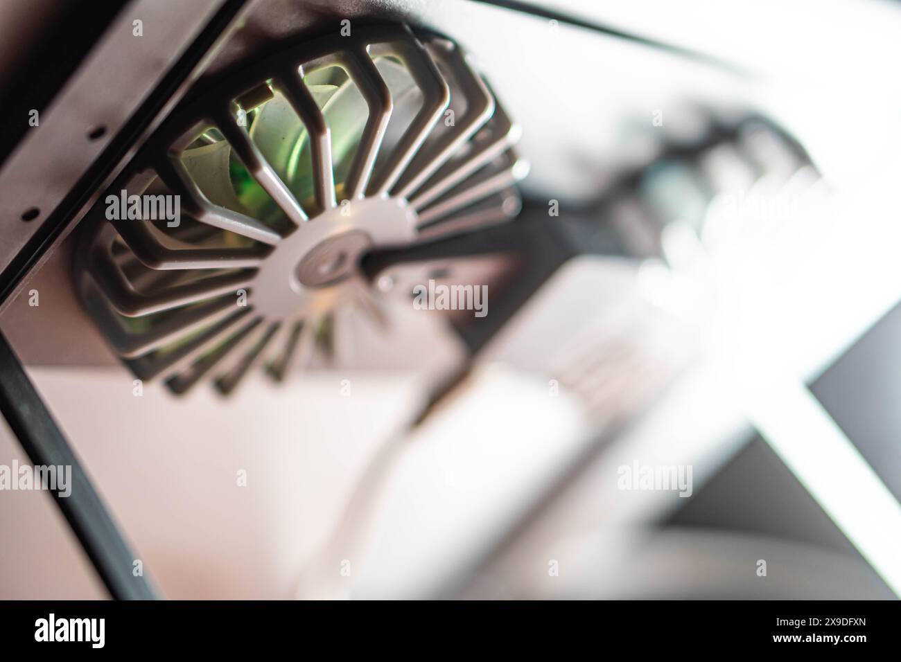 Primo piano di una ventola di raffreddamento all'interno del telaio del computer, che mostra le pale della ventola e la struttura circostante. Foto Stock