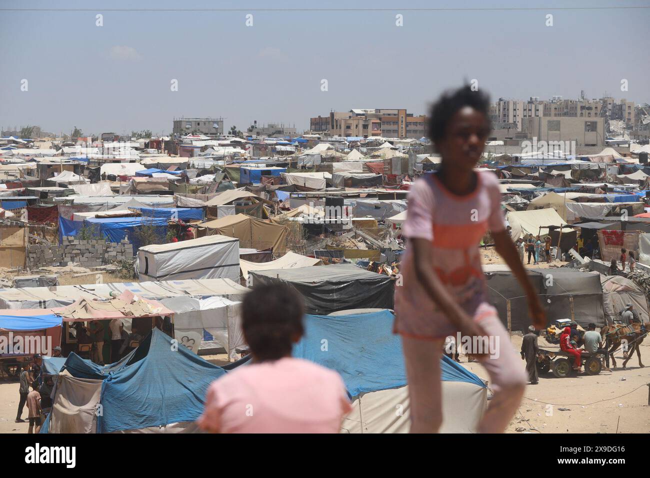 Khan Yunis, Palestina. 30 maggio 2024. Una visione generale del campo profughi di Khan Yunis il 30 maggio 2024 nella Striscia di Gaza. Gli sforzi DEGLI STATI UNITI per gli aiuti a Gaza hanno subito una battuta d'arresto imbarazzante dopo che il molo temporaneo costruito dai militari si è rotto in mare pesante, ha detto martedì il Pentagono. Il molo da 320 milioni di dollari era destinato a fornire una linea di approvvigionamento cruciale per le consegne di aiuti via mare per raggiungere i palestinesi affamati e alleviare una catastrofe umanitaria. Ora lo sforzo è sospeso per almeno una settimana . Foto di Ramez Habboub/ABACAPRESS. COM credito: Abaca Press/Alamy Live News Foto Stock