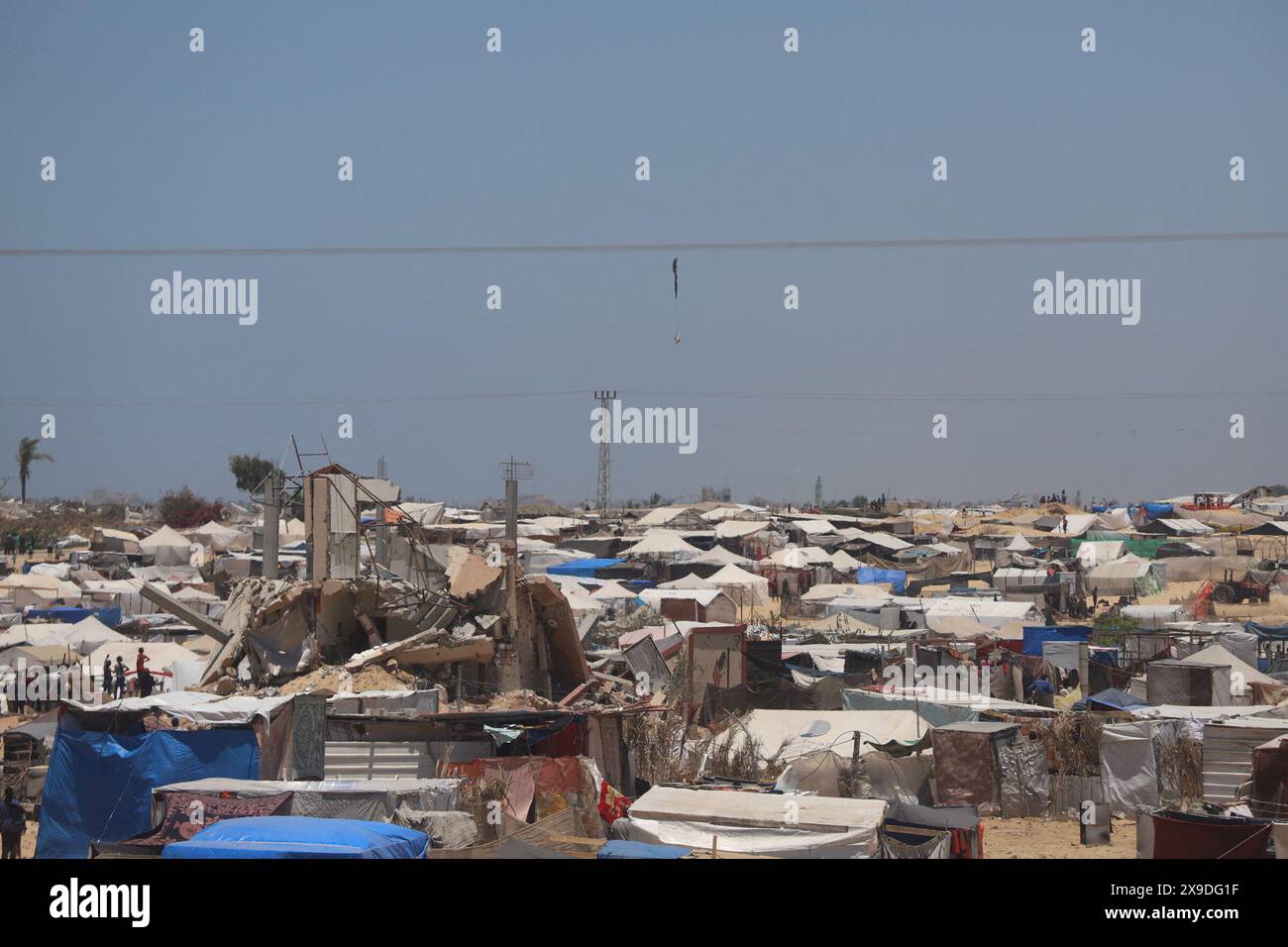 Khan Yunis, Palestina. 30 maggio 2024. Una visione generale del campo profughi di Khan Yunis il 30 maggio 2024 nella Striscia di Gaza. Gli sforzi DEGLI STATI UNITI per gli aiuti a Gaza hanno subito una battuta d'arresto imbarazzante dopo che il molo temporaneo costruito dai militari si è rotto in mare pesante, ha detto martedì il Pentagono. Il molo da 320 milioni di dollari era destinato a fornire una linea di approvvigionamento cruciale per le consegne di aiuti via mare per raggiungere i palestinesi affamati e alleviare una catastrofe umanitaria. Ora lo sforzo è sospeso per almeno una settimana . Foto di Ramez Habboub/ABACAPRESS. COM credito: Abaca Press/Alamy Live News Foto Stock