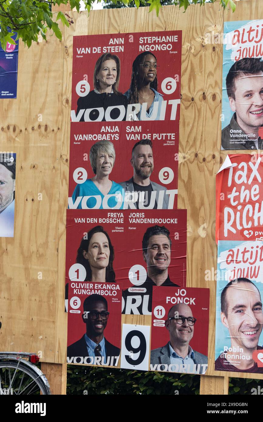 AALST, BELGIO, 30 MAGGIO 2024: Manifesti politici per il partito di centro sinistra "Vooruit". E' il partito socialdemocratico fiammingo in Belgio. Parlimentare Foto Stock