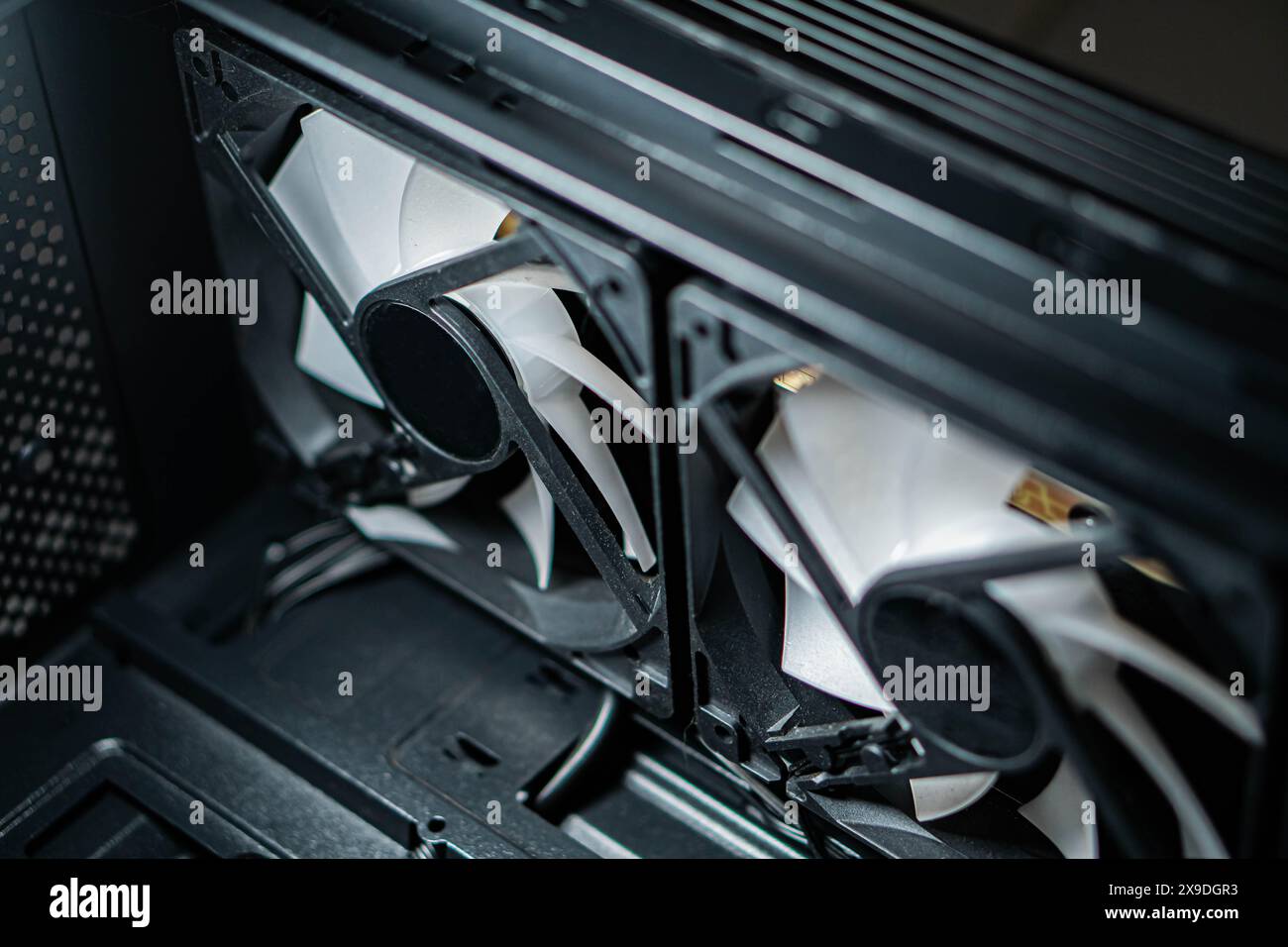 Vista ravvicinata di due ventole di raffreddamento del computer all'interno di un telaio del PC, evidenziando le pale della ventola e il montaggio. Foto Stock