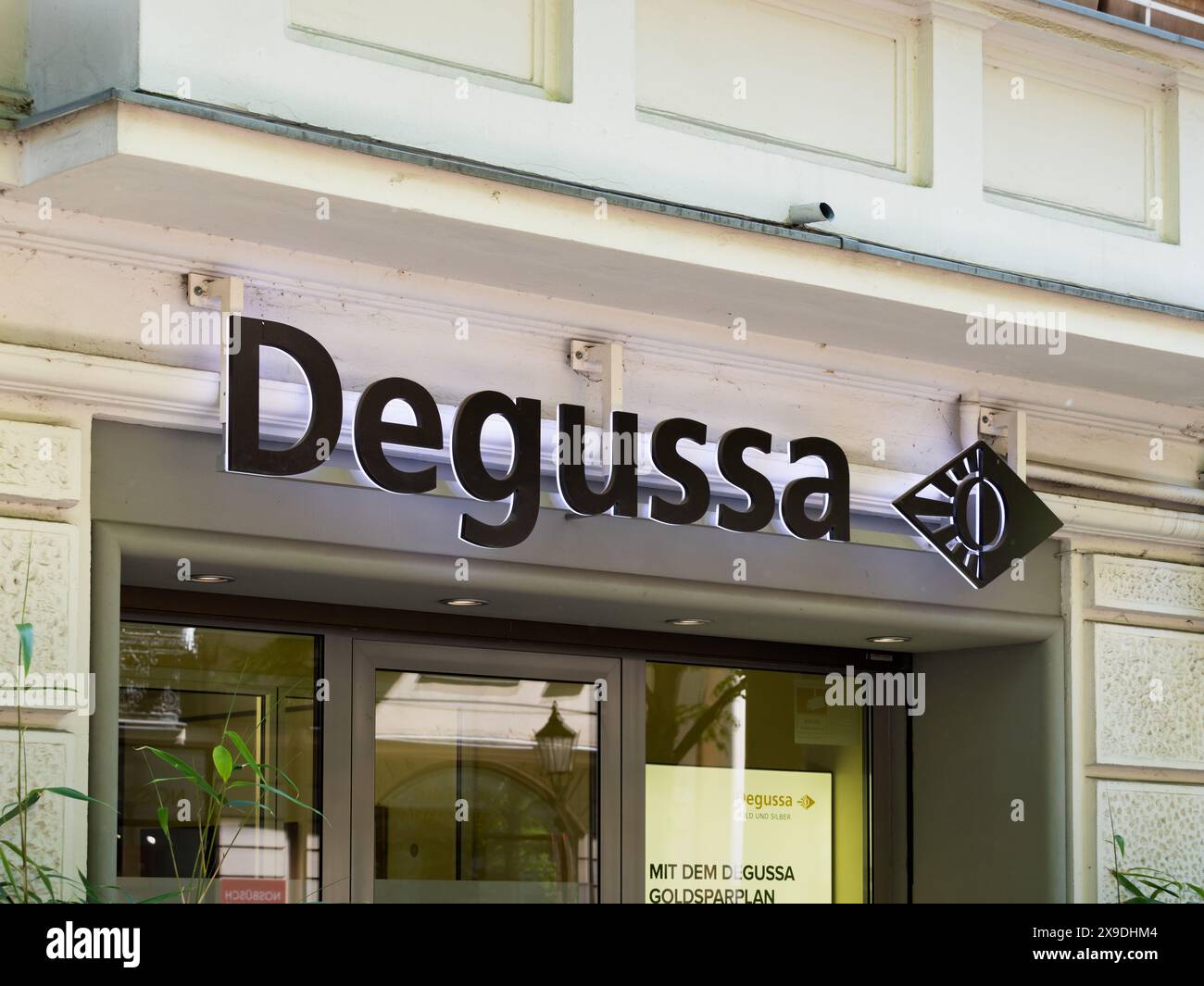 Logo Degussa segno del negozio di metalli preziosi. Il rivenditore di monete d'oro e lingotti gestisce un negozio in città. Porta d'ingresso del concessionario. Foto Stock