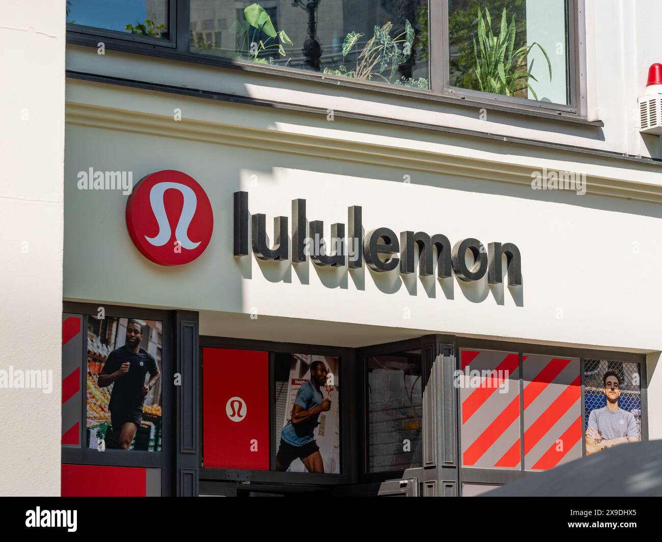 Insegna con il logo Lululemon Athletica su un edificio di un negozio. Il rivenditore canadese di abbigliamento atletico possiede un famoso marchio di moda e offre abbigliamento. Foto Stock