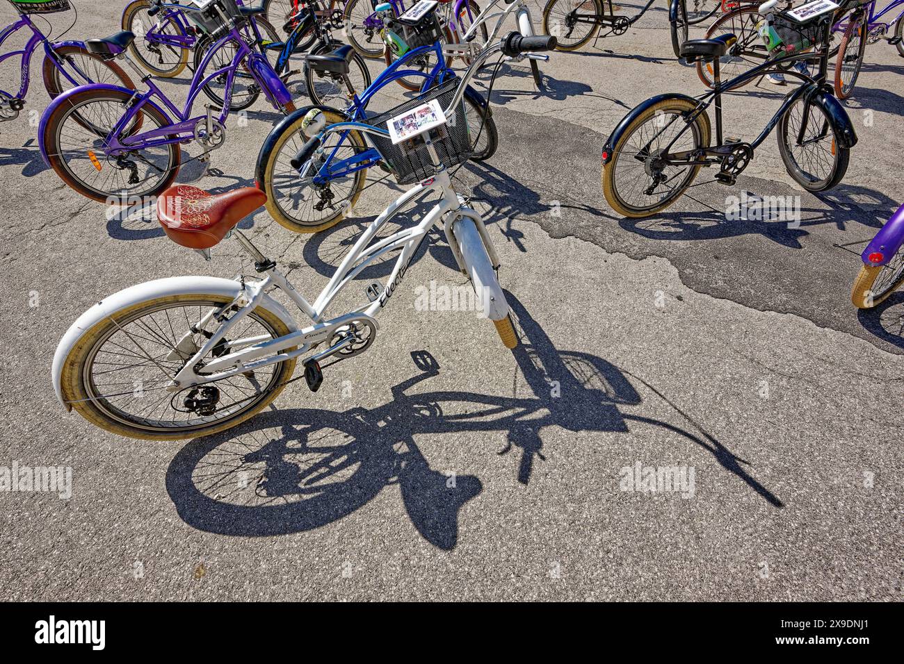 Ein gutes Lebensgefühl. Radfahrer haben ihre Räder abgestellt. Salisburgo Salisburgo Österreich *** Un buon atteggiamento nei confronti della vita i ciclisti hanno parcheggiato le loro biciclette Salisburgo Salisburgo Austria Copyright: XRolfxPossx Foto Stock