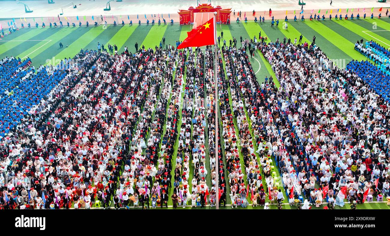 ZHANGYE, CINA - 31 MAGGIO 2024 - si tiene a Zhangye ci la cerimonia di laurea e la cerimonia di maturità di 18 anni per i tre studenti anziani di 2024 anni Foto Stock