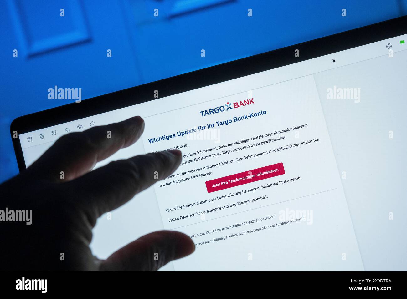 E-mail di phishing fraudolenta su un notebook che richiede un aggiornamento importante per il software Comdirects banking Foto Stock