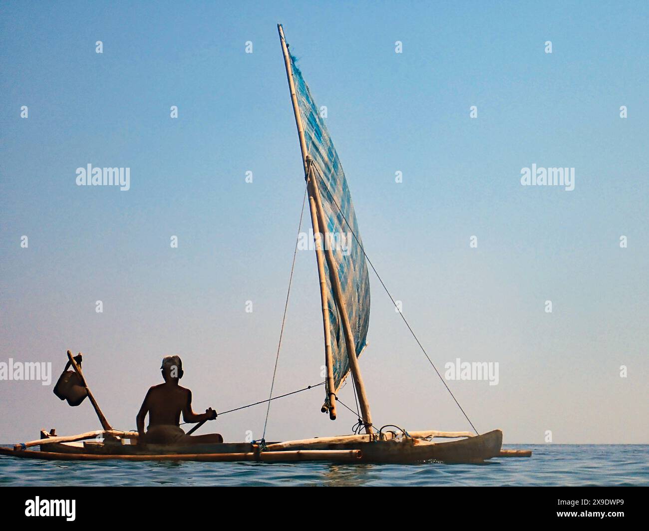 Indonesia Alor - pescatore locale in outrigger barca a vela Foto Stock