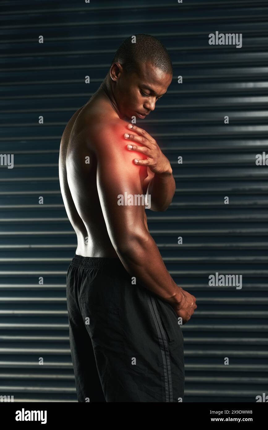 Uomo, palestra e sport con lesioni alla spalla, incidente e emergenza medica per dolore in allenamento. Atleta, stretching e luce rossa con distorsione muscolare Foto Stock