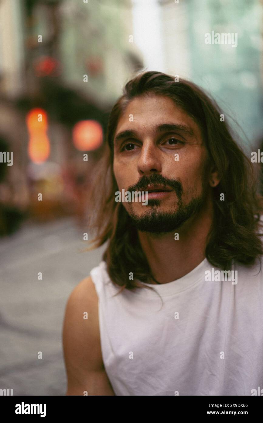 Ritratto di un giovane con i capelli lunghi. Foto Stock