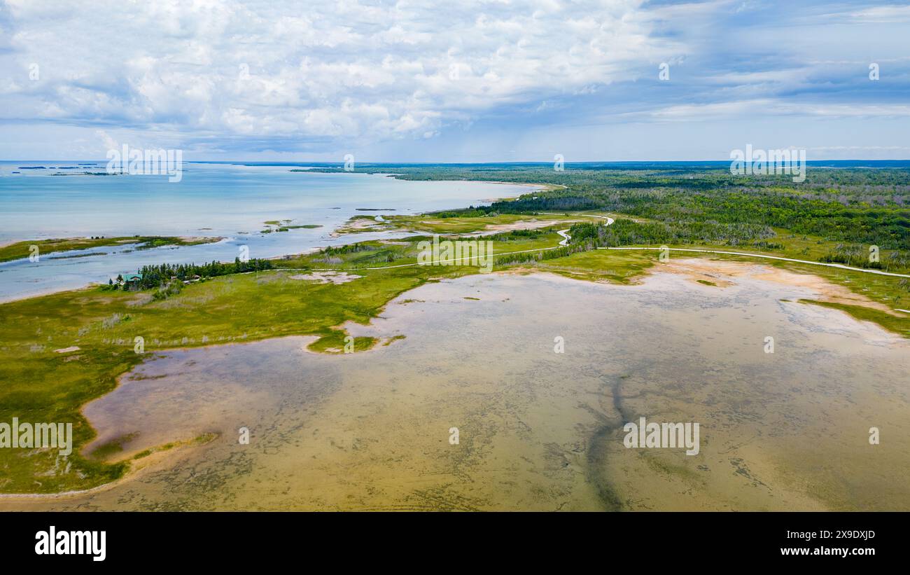 Acque costiere poco profonde di Oliphant catturate dall'alto, Ontario Foto Stock