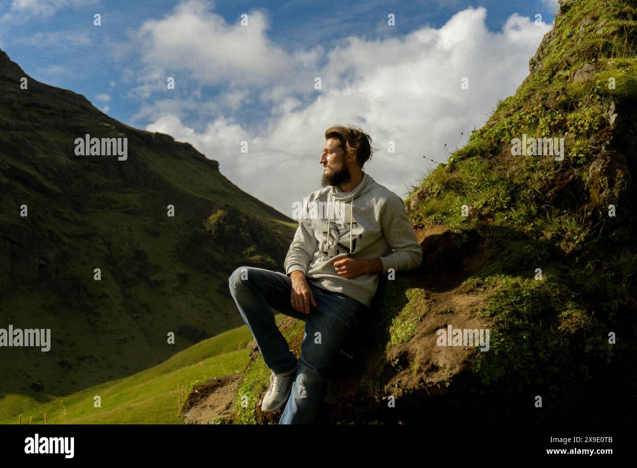 Uomo in montagna in Islanda. Foto Stock