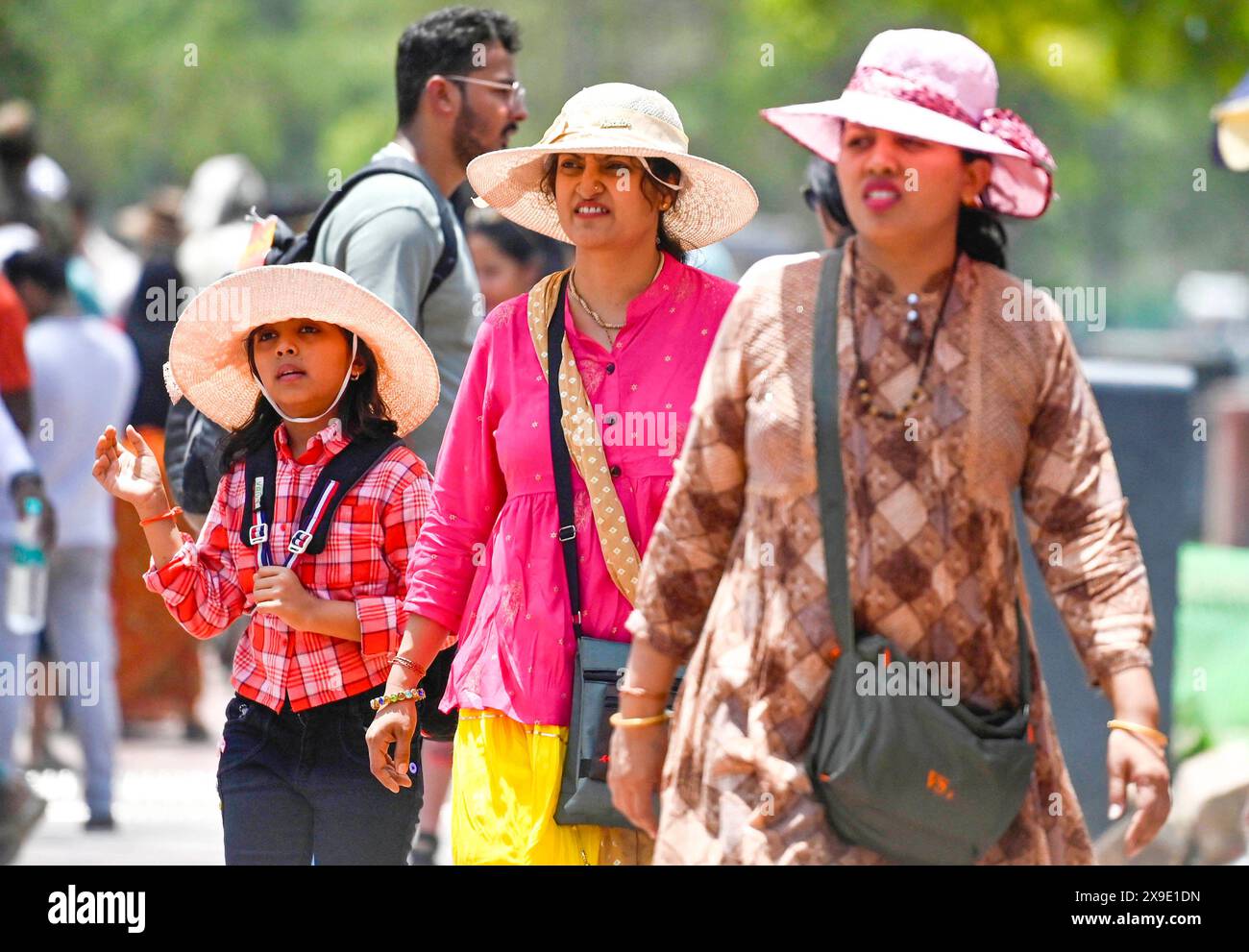 Nuova Delhi, India. 30 maggio 2024. NUOVA DELHI, INDIA - MAGGIO 30: I turisti si proteggono sotto sciarpa e ombrello in una giornata calda vicino a India Gate, mentre la temperatura aumenta nel Delhi-NCR il 30 maggio 2024 a nuova Delhi, India. (Foto di Raj K Raj/Hindustan Times/Sipa USA) credito: SIPA USA/Alamy Live News Foto Stock