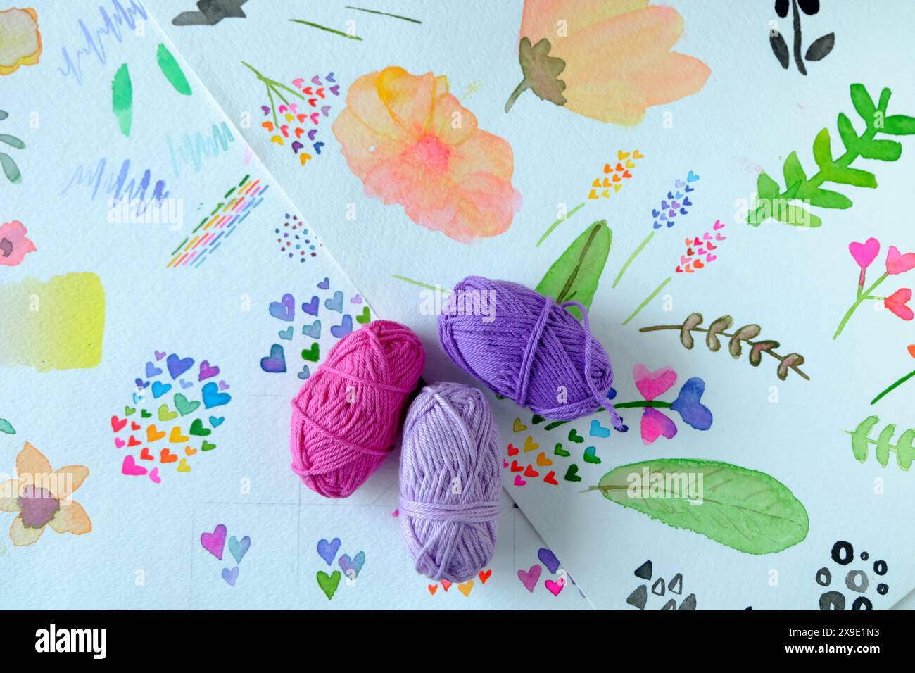 Doodles ad acquerello luminoso con filato colorato su tela Foto Stock