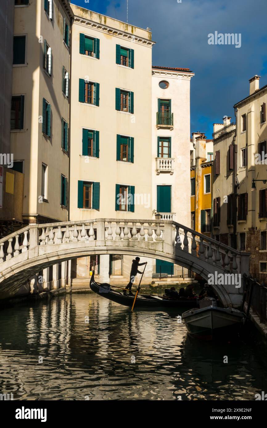 Gondola sotto il ponte Maria Callas, dietro la Fenice. Venezia, Italia Foto Stock