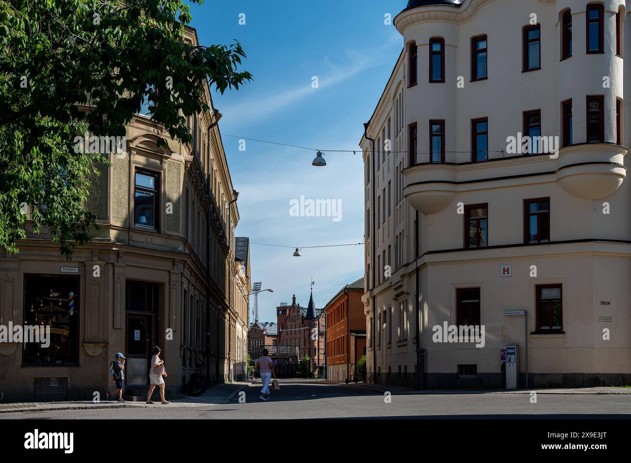 Scena urbana vista da via Smedjegatan durante una serata estiva nella zona di Nordantill di Norrköping. Foto Stock