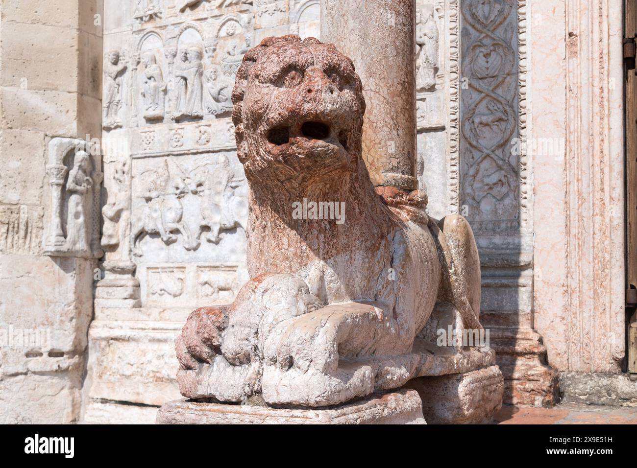 Portirone romanico del Maestro Niccolo del XII secolo nella facciata romanica della Basilica di San Zeno maggiore costruita dal X al XIV secolo in epoca storica Foto Stock