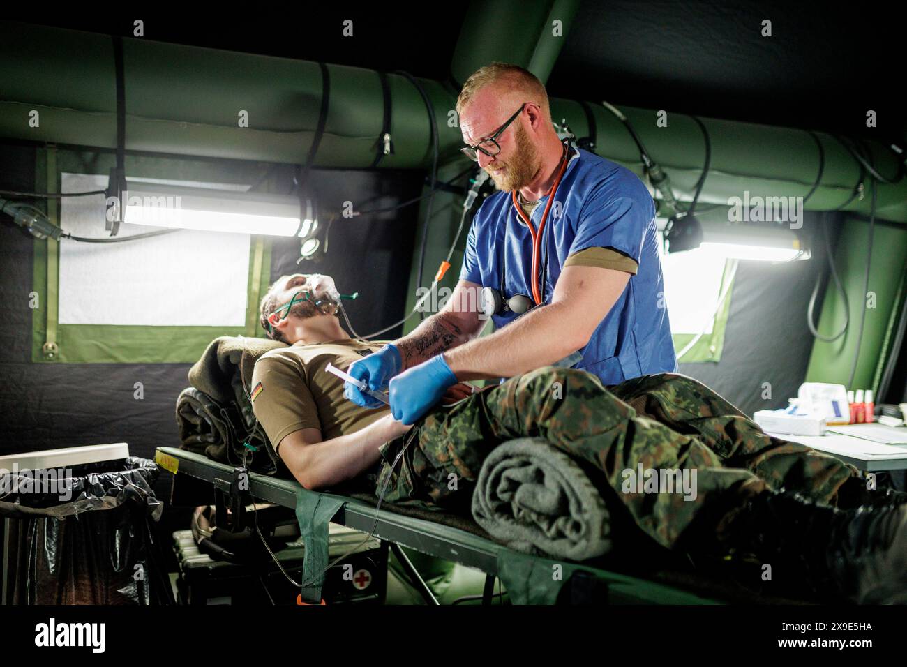 Pabrade, 29 maggio 2024. Medici e paramedici del Bundeswehr Medical Service simulano la cura dei feriti in condizioni operative. Registrato come parte della principale esercitazione NATO Steadfast Defender e la parte tedesca dell'esercitazione, Quadriga 2024, a Pabrade, il 29 maggio 2024. Foto Stock