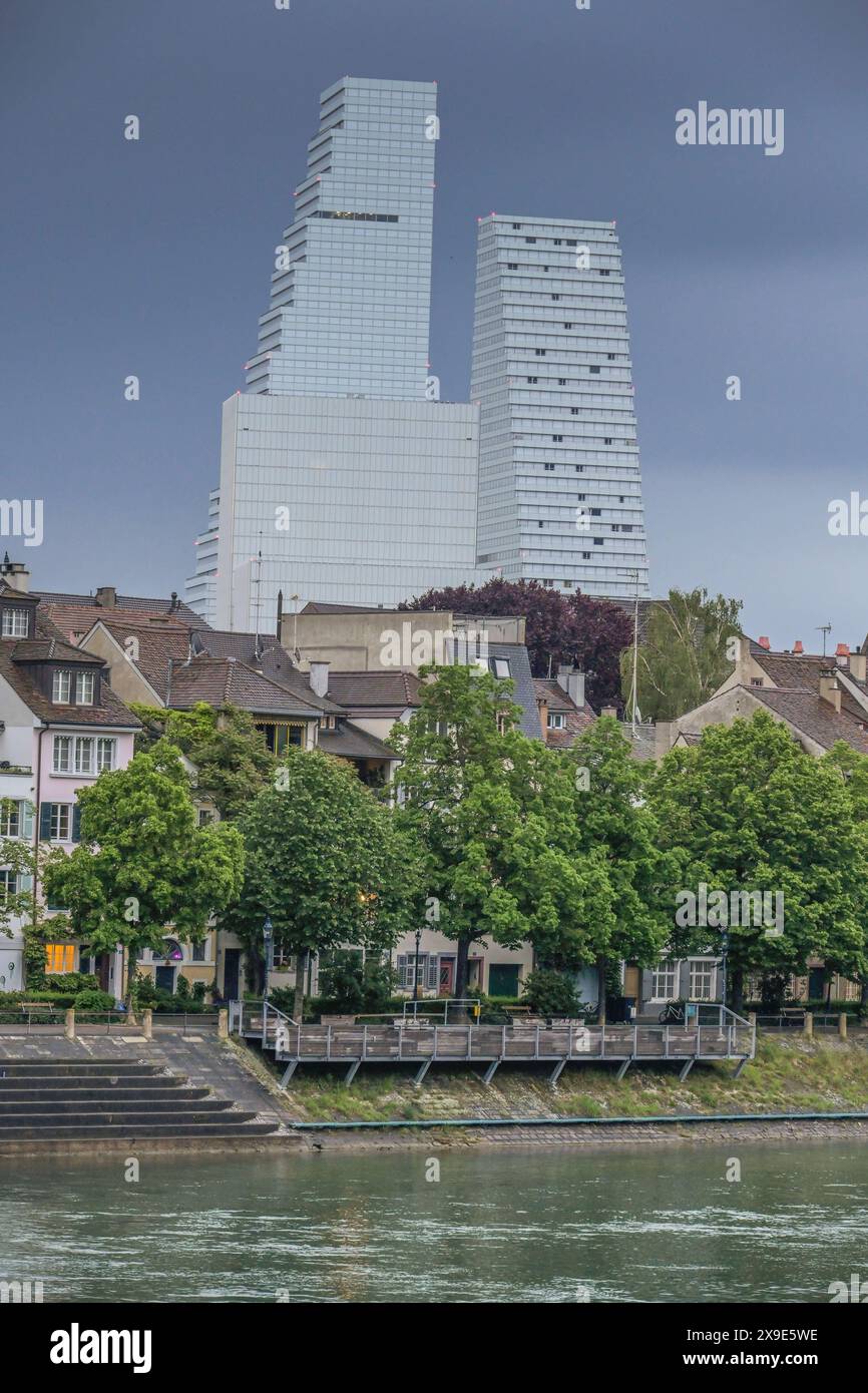 Hochhaus Hoffmann-la Roche, Grenzacherstrasse, Rhein, Basilea, Svizzera *** Hoffmann la Roche, Grenzacherstrasse, Reno, Basilea, Svizzera Foto Stock
