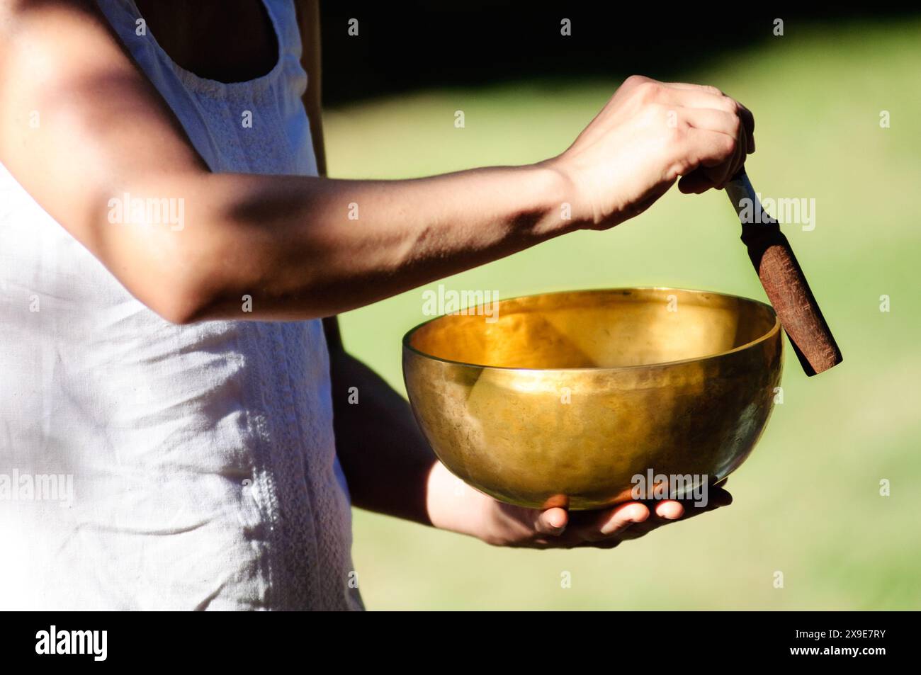 Campana tibetana terapia. Foto Stock