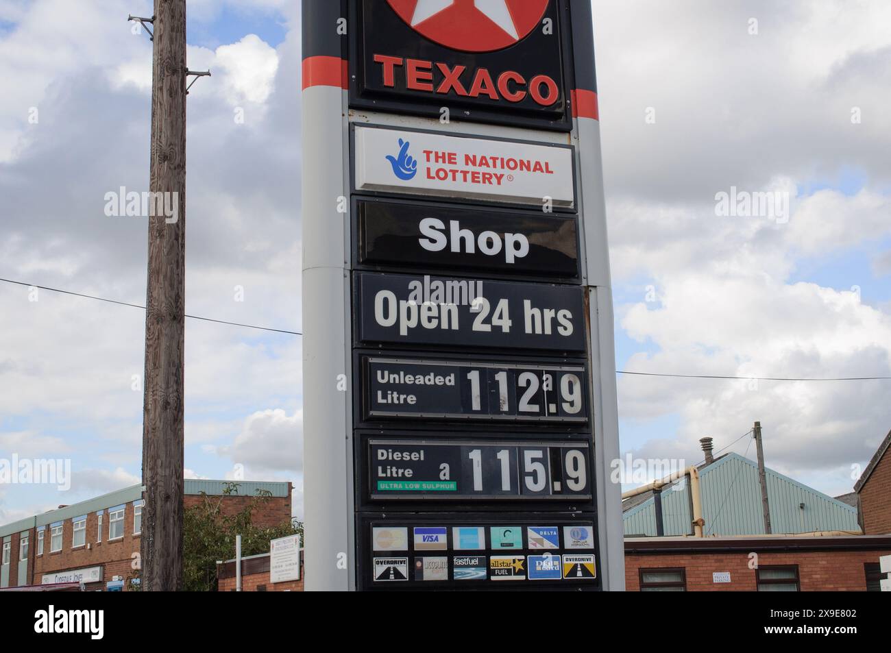 Isplay del piazzale di Texaco che mostra i prezzi del carburante nel 2010. Wolverhampton, West Midlands, Regno Unito Foto Stock