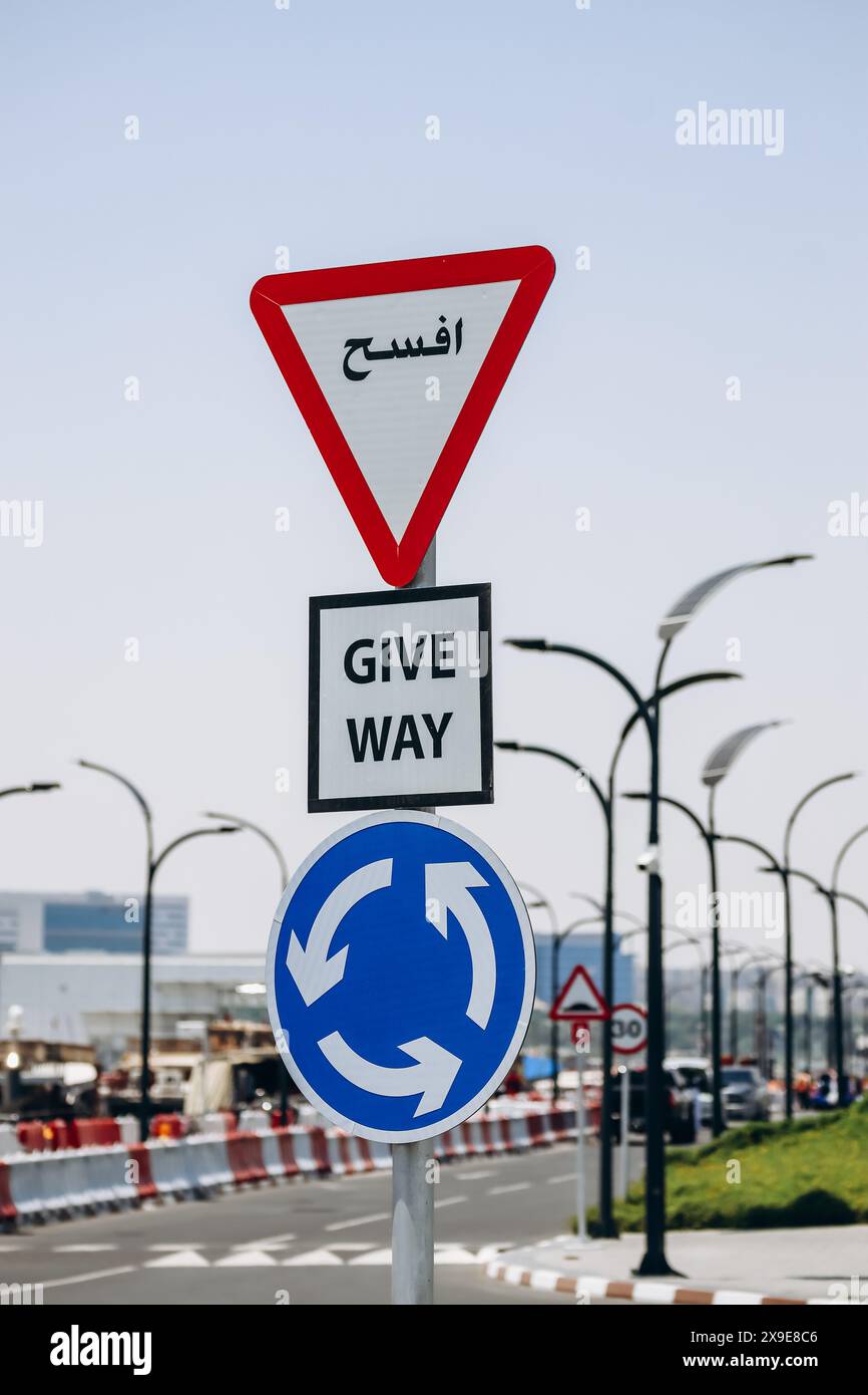 Rotatoria e segui le indicazioni stradali per Doha, Qatar Foto Stock