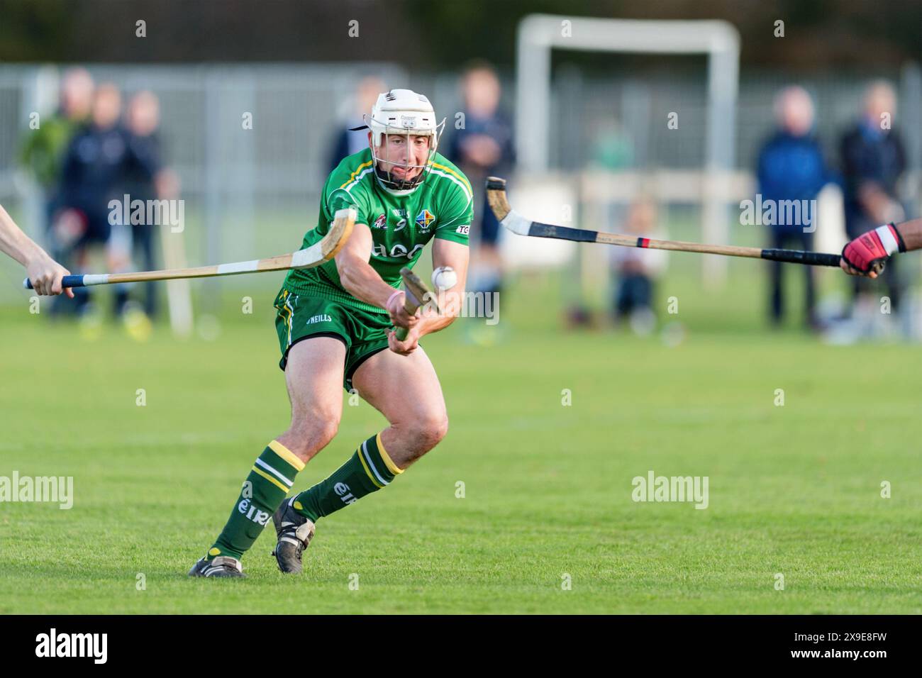 Scozia contro Irlanda Shinty hurling International 1st test disputato al Bught di Inverness nel 2014. Foto Stock