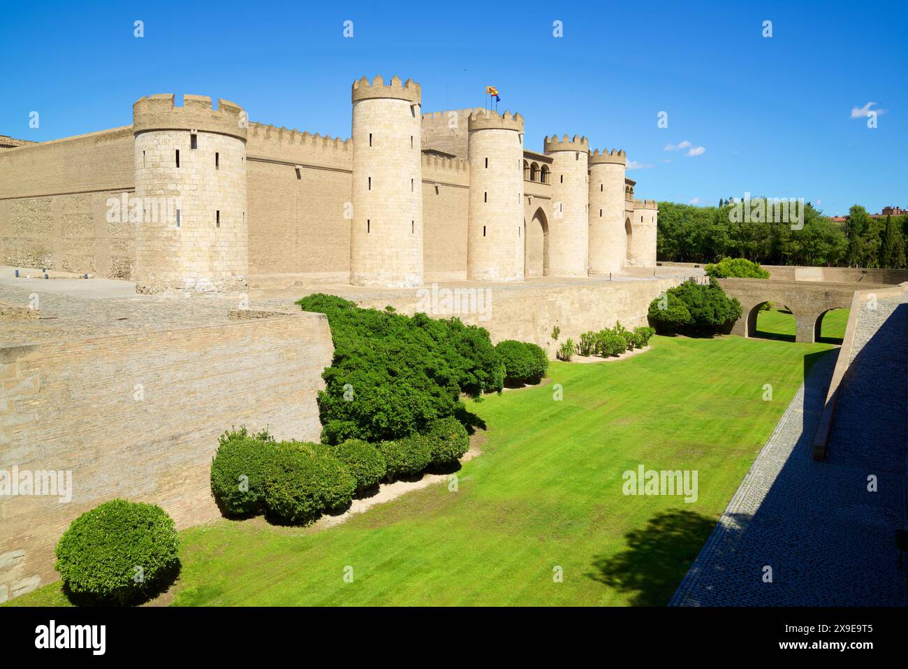 Castello di Aljaferia e giardini, sede del governo regionale di Aragona, a Saragozza, Aragona in Spagna Foto Stock