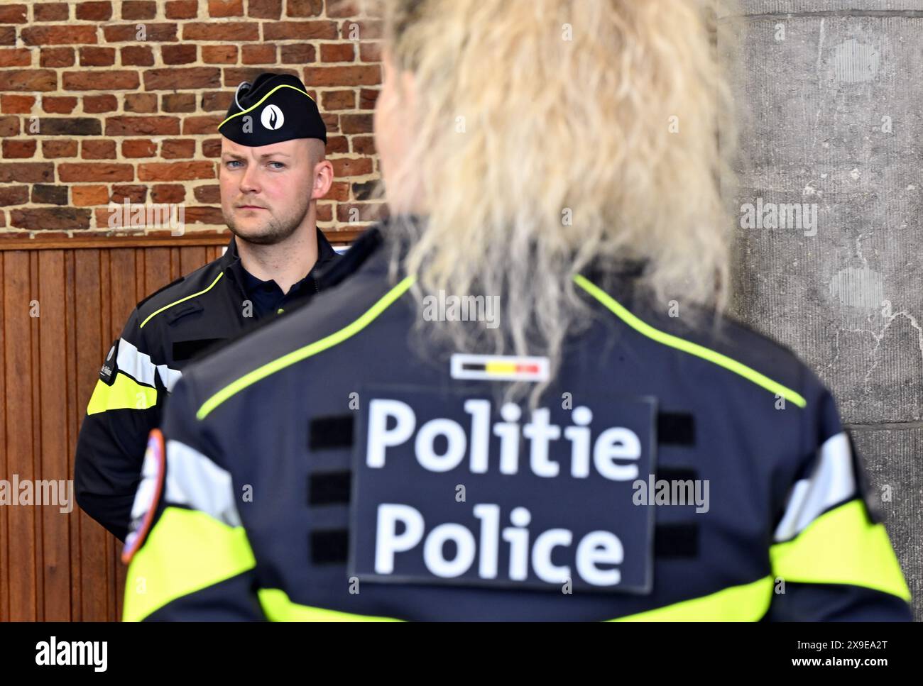 Bruxelles, Belgio. 31 maggio 2024. Gli agenti di polizia che indossano la nuova uniforme sono visti durante la presentazione della nuova identità visiva della polizia integrata per aumentare la visibilità e rafforzare l'uniformità, a Bruxelles, venerdì 31 maggio 2024. BELGA PHOTO ERIC LALMAND credito: Belga News Agency/Alamy Live News Foto Stock