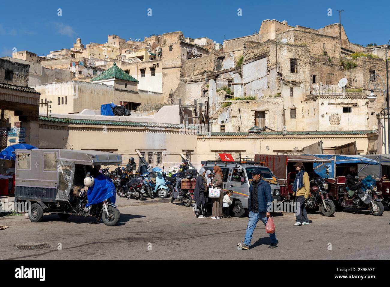 Fez, Marocco - 4 marzo 2024: Vivace scena della vita di strada nel cuore del centro di Fez Foto Stock