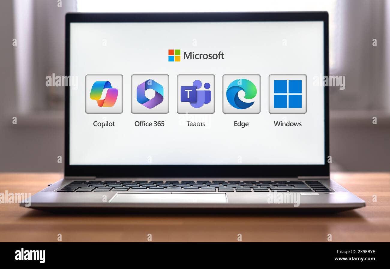 Prodotti Microsoft come Copilot, Office e Windows visualizzati sul notebook Foto Stock