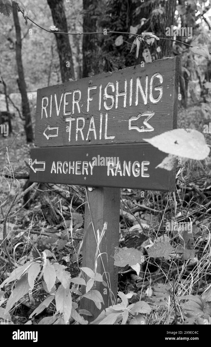 Cartello con la scritta River Fishing Trail presso l'Oubache (Wabash) Trails Park nella contea di Knox, Indiana, USA. Foto Stock