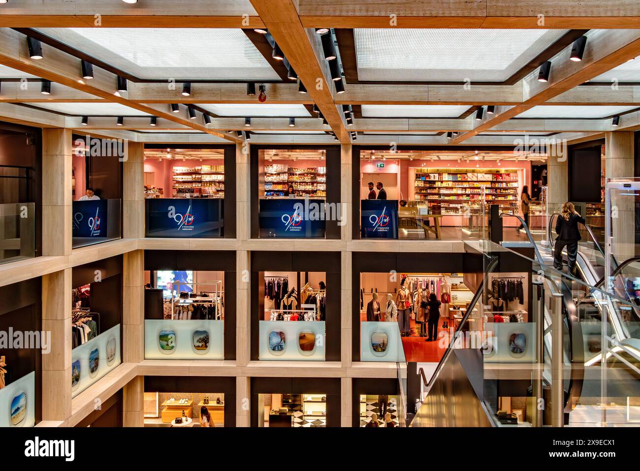 The Interior of la Rinascente, negozio di bandiera a Roma, catena di grandi magazzini italiani di alta gamma, Roma, Italia Foto Stock