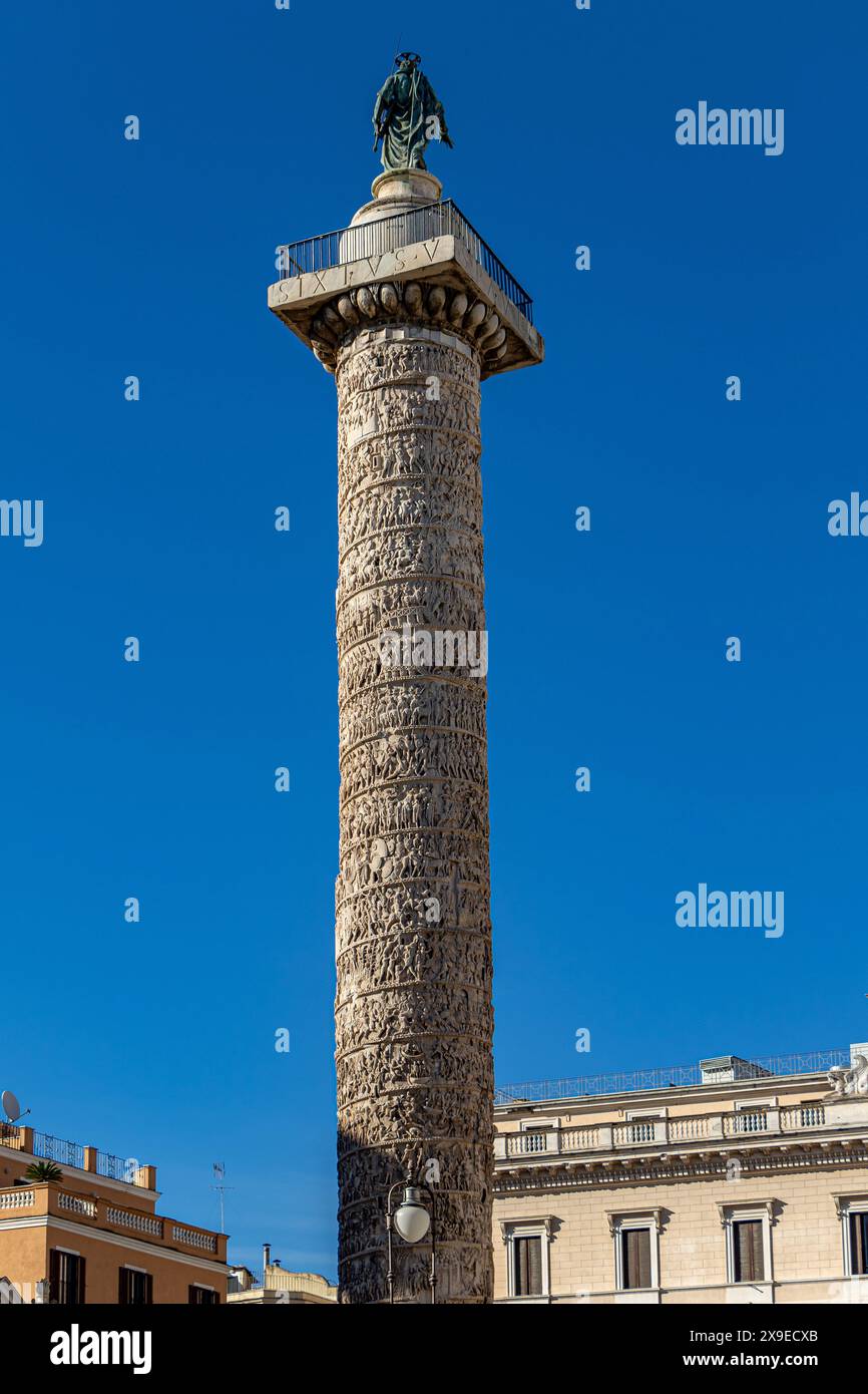 La colonna marmorea di Marco Aurelio in Piazza colonna, che sorge dal 193 d.C. e costruita in onore dell'imperatore romano Marco Aurelio, Roma Foto Stock