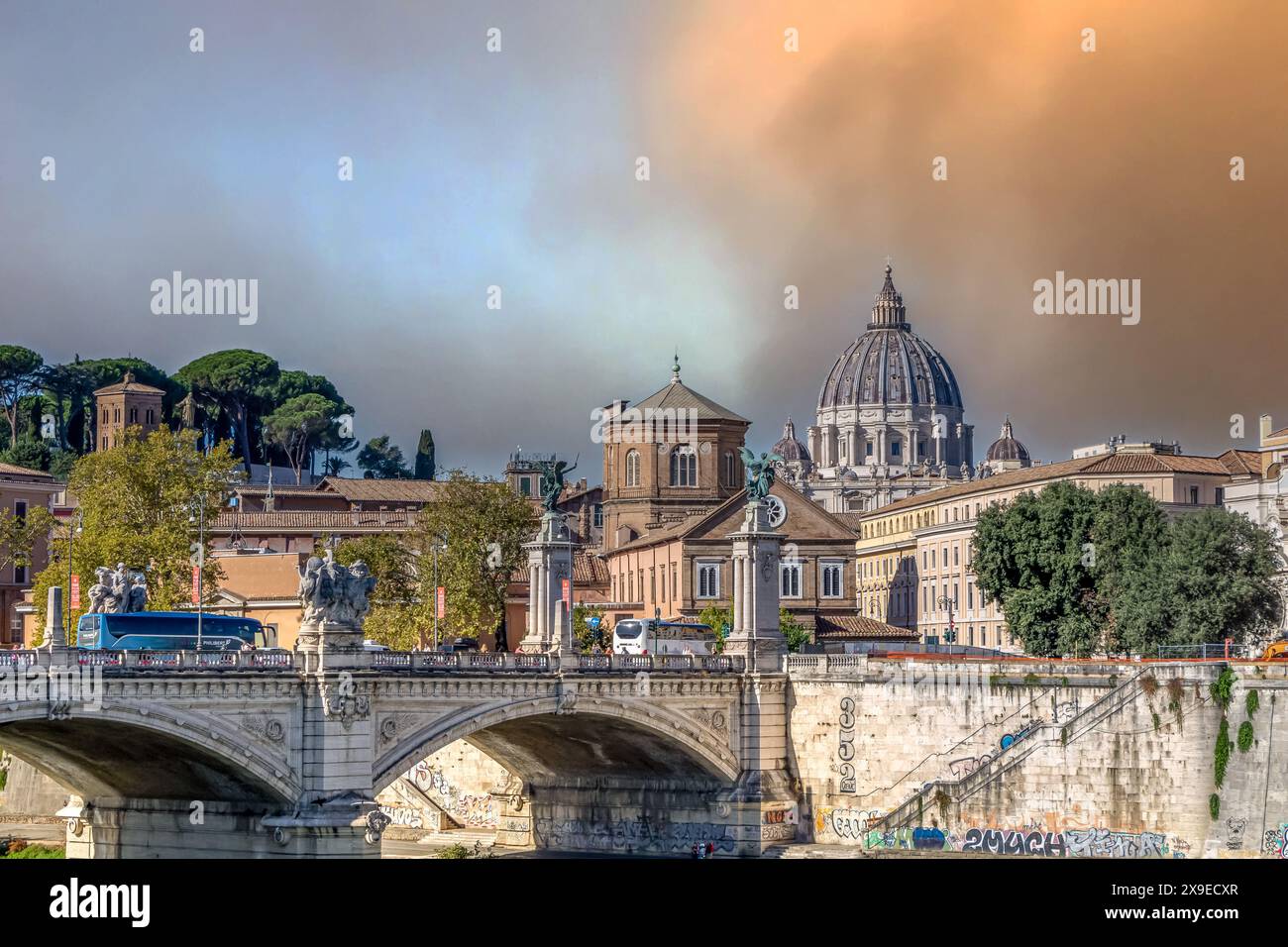 Basilica di San Pietro con Ponte Sant'Angelo in primo piano, Roma, Italia Foto Stock