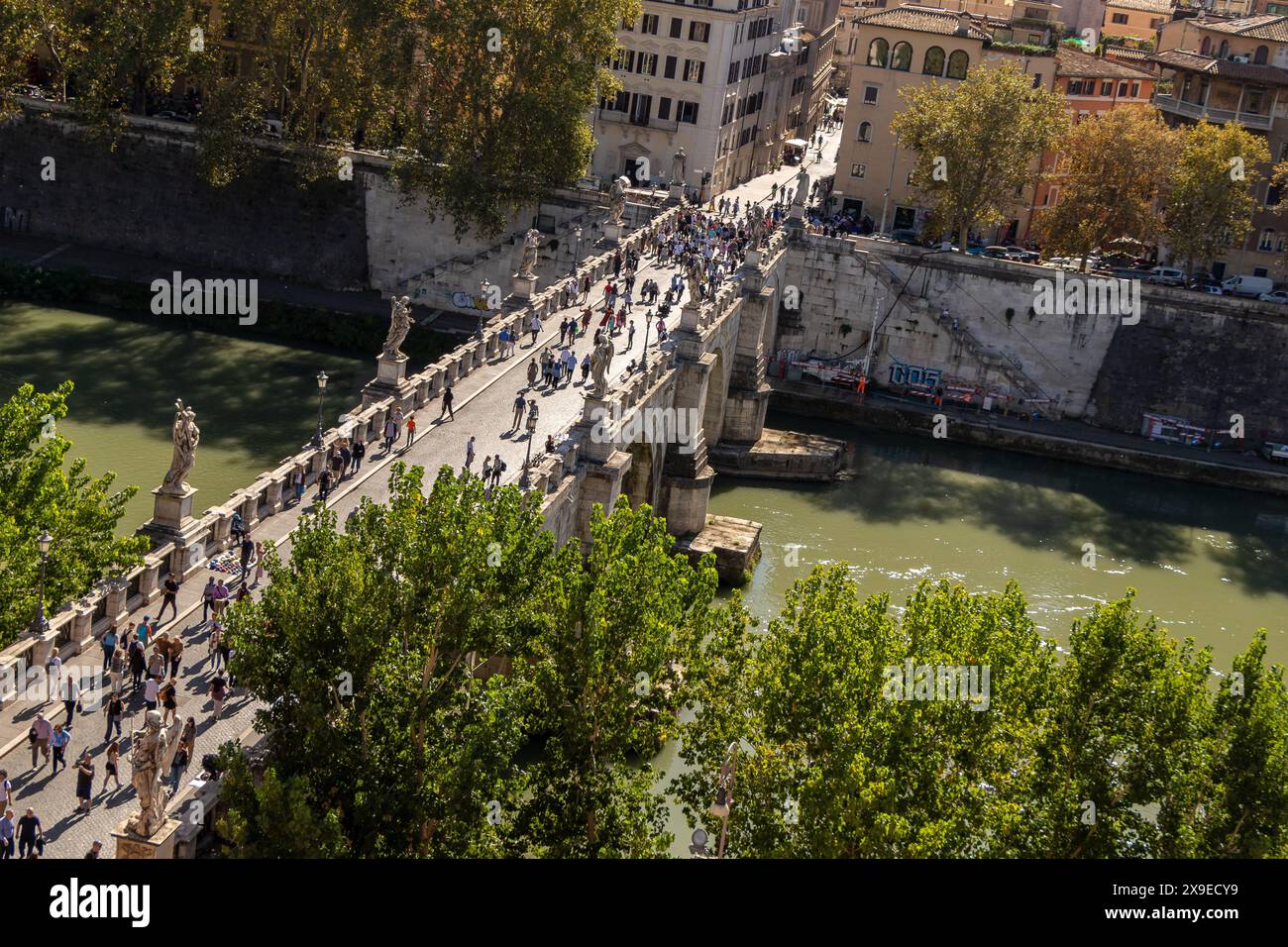 Folle di persone che camminano attraverso Ponte Sant'Angelo, un famoso ponte che attraversa il Tevere a Roma, visto da Castel Sant'Angelo, Roma, Italia Foto Stock