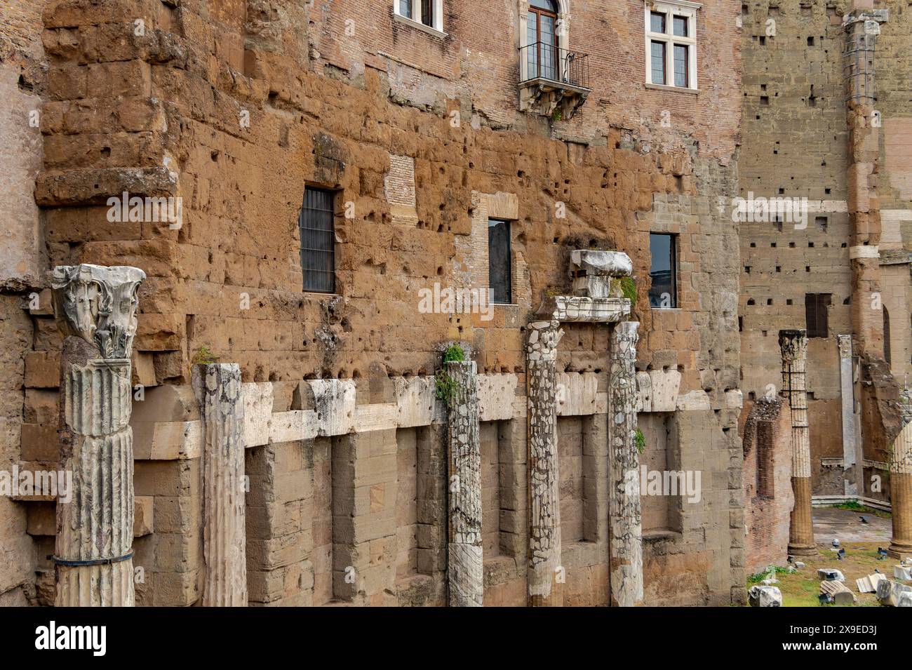Mercato Traiano , un grande complesso di rovine nella città di Roma, Italia , considerato il primo centro commerciale al coperto al mondo . Foto Stock
