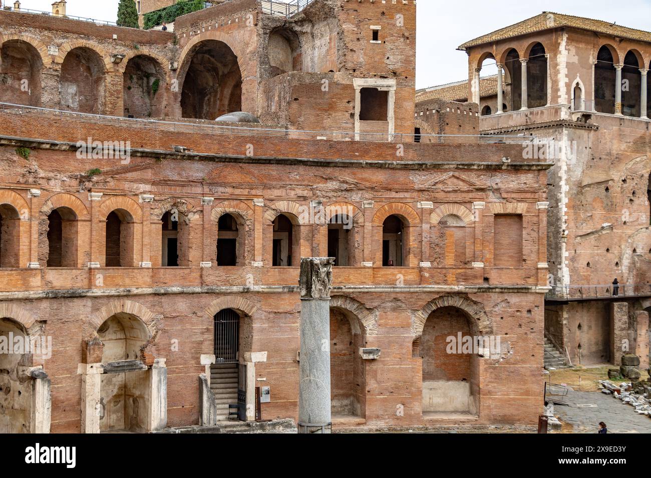 Mercato Traiano , un grande complesso di rovine nella città di Roma, Italia , considerato il primo centro commerciale al coperto al mondo . Foto Stock