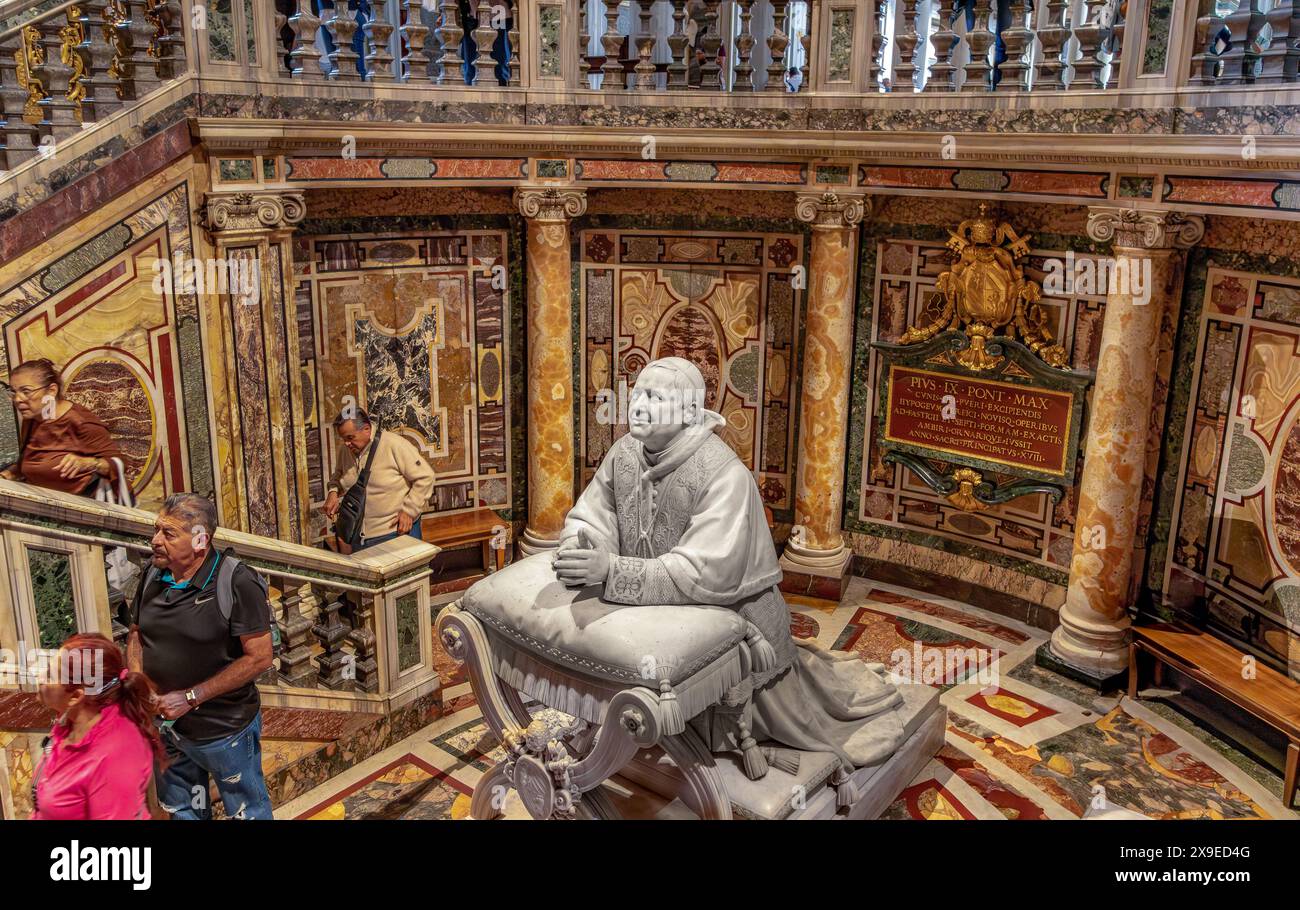 Una statua di Papa Pio IX inginocchiata nella cripta della confessione nella Basilica di Santa Maria maggiore, una delle quattro basiliche papali di Roma Foto Stock